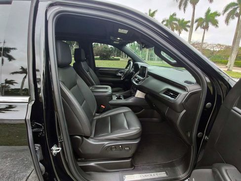 Used 2023 Chevrolet Suburban LT w/ Luxury Package image 36