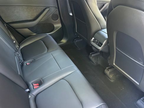 Used 2025 Tesla Model Y Long Range RWD image 33