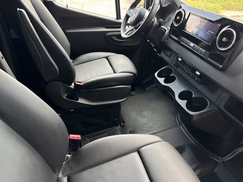 Used 2024 Mercedes-Benz eSprinter 170 Cargo image 18