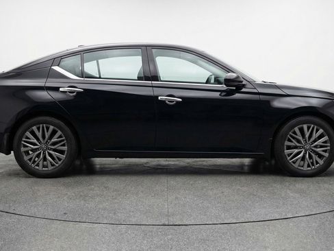 Used 2025 Nissan Altima 2.5 SV image 11