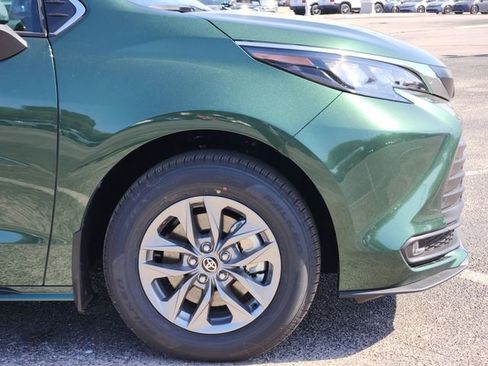 New 2026 Toyota Sienna XLE image 5