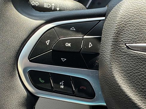 Used 2023 Chrysler Pacifica Touring-L FWD image 28