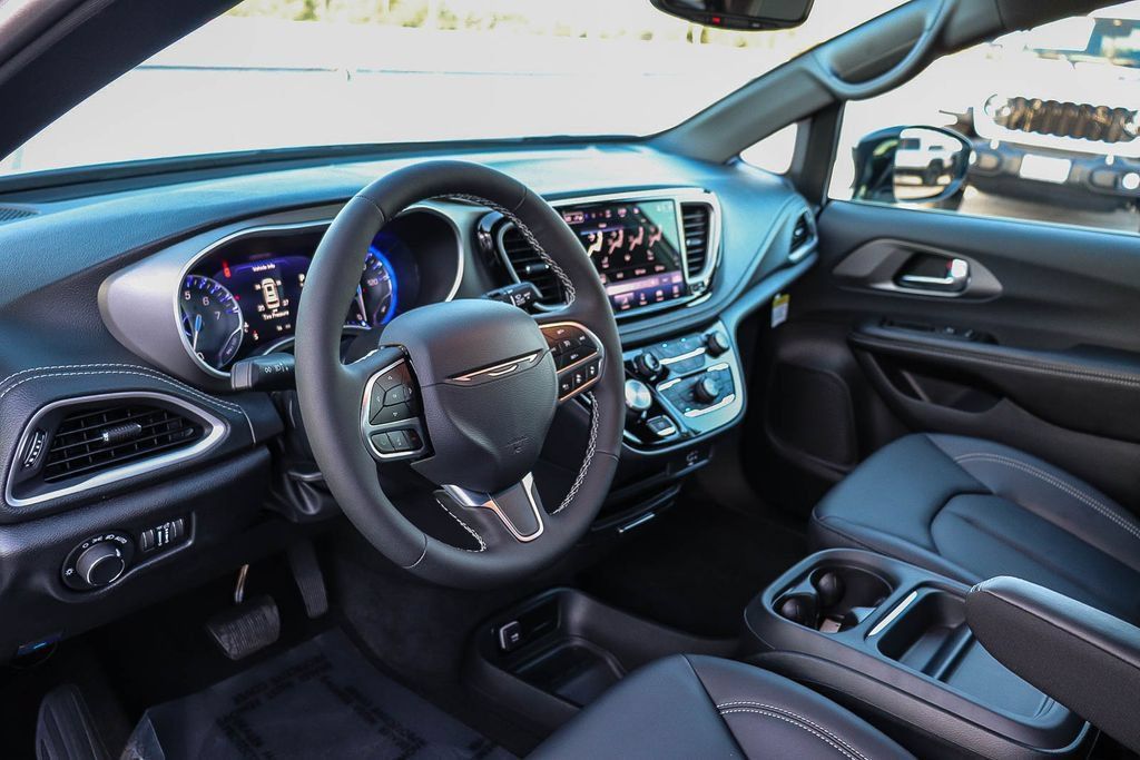 New 2027 Chrysler Pacifica Select FWD image 22