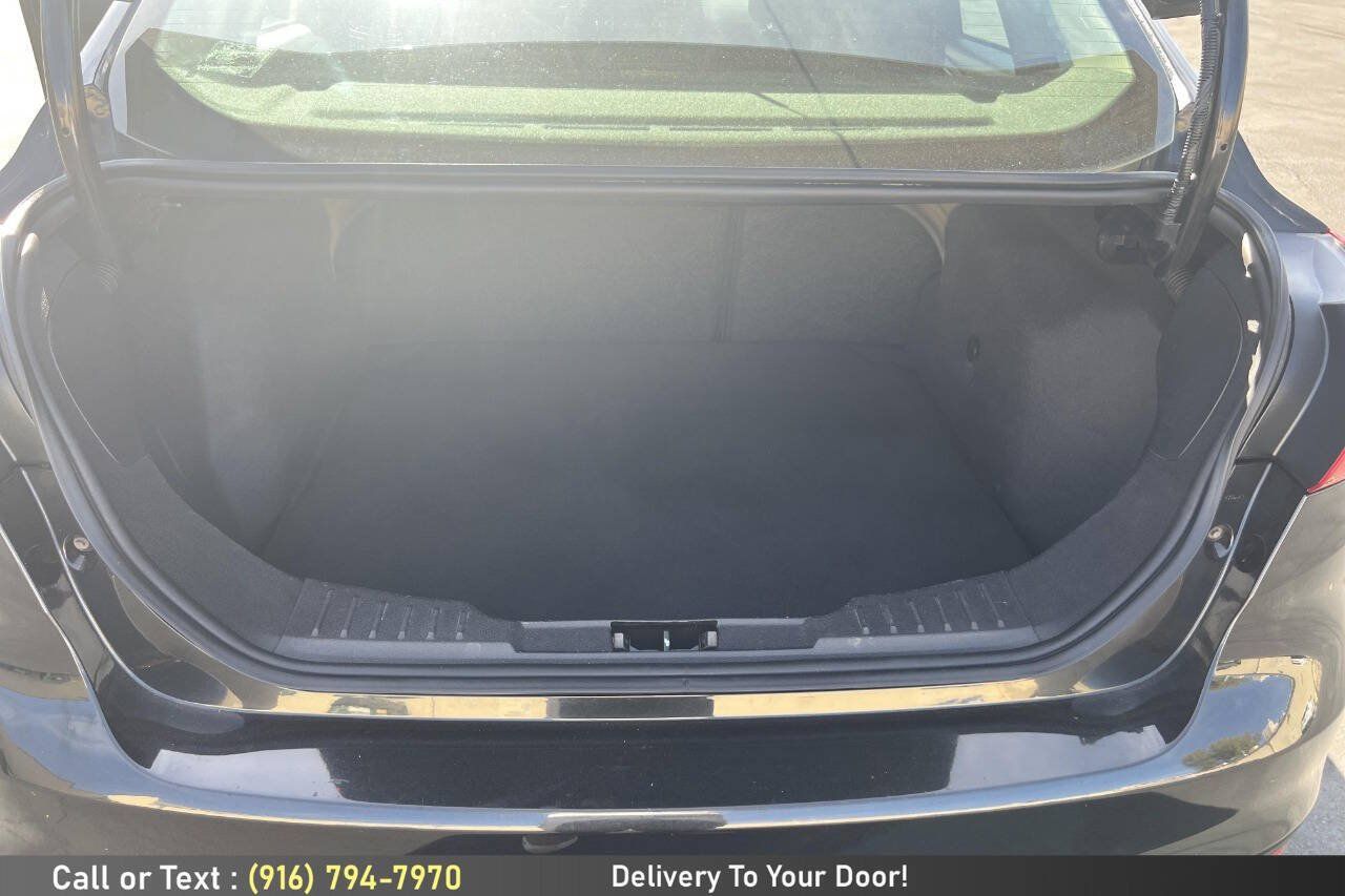 Used 2015 Ford Focus SE w/ SE Cold Weather Package FWD image 11