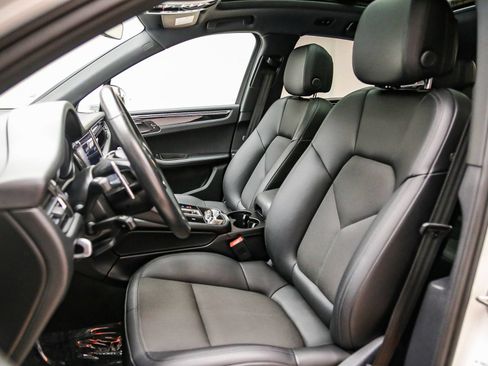 Certified 2024 Porsche Macan AWD/4WD image 5