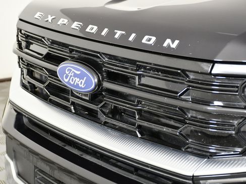 Used 2025 Ford Expedition Platinum image 11