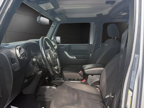 Used 2018 Jeep Wrangler Unlimited Sahara w/ Connectivity Group AWD/4WD image 9