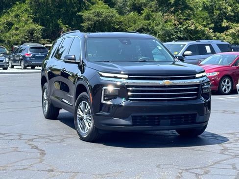 Used 2024 Chevrolet Traverse LT FWD image 1