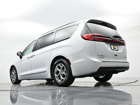 Used 2023 Chrysler Pacifica Limited image 21