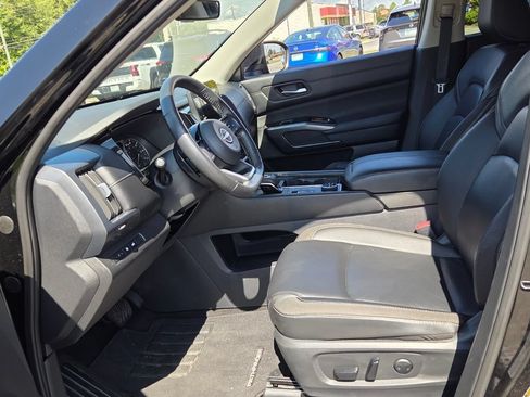 Used 2025 Nissan Pathfinder SL AWD/4WD image 3