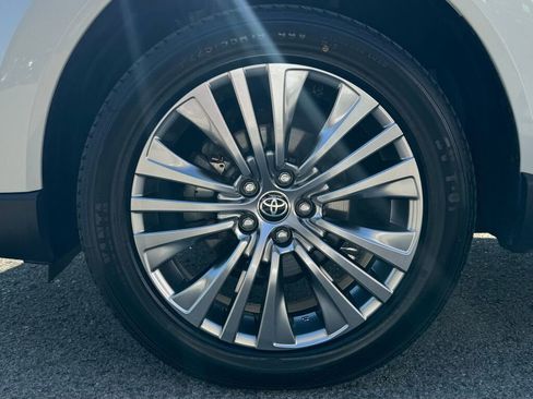 Used 2022 Toyota Venza XLE image 9