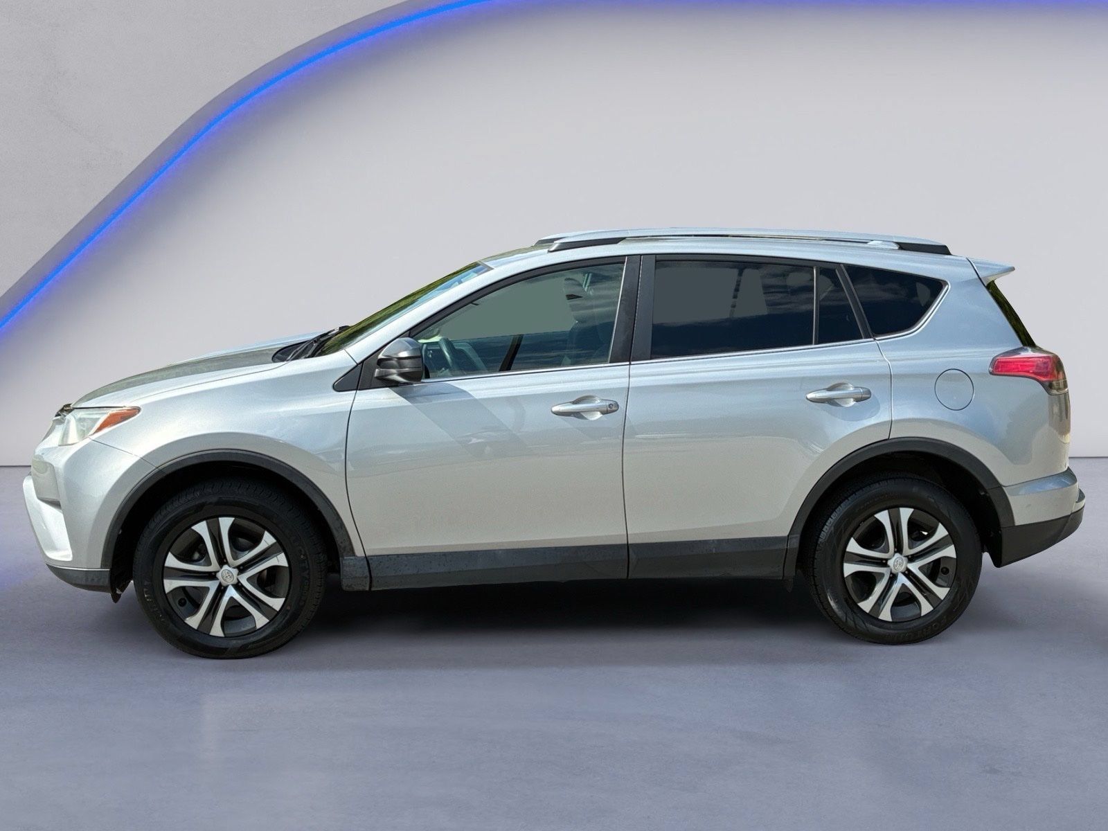 Used 2018 Toyota RAV4 LE FWD image 7