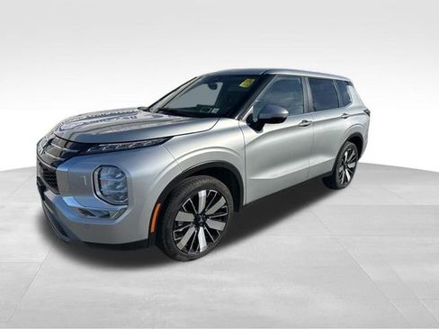 Used 2025 Mitsubishi Outlander AWD image 2