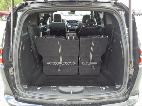 Used 2025 Chrysler Pacifica Limited FWD image 21