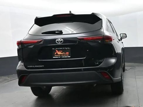 Used 2025 Toyota Highlander LE FWD image 8