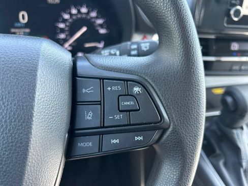 Used 2025 Toyota Sienna LE FWD image 24