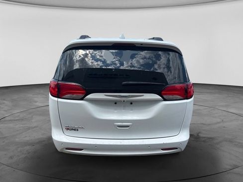 Used 2018 Chrysler Pacifica Touring w/ Tire & Wheel Group FWD image 6