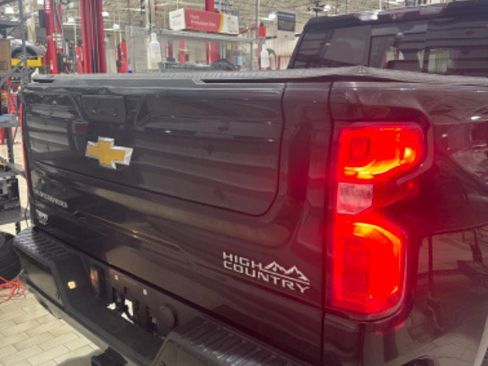 Used 2021 Chevrolet Silverado 1500 High Country w/ Technology Package image 7