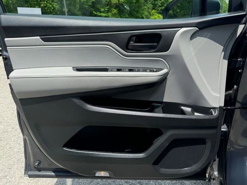 Used 2023 Honda Odyssey EX image 13