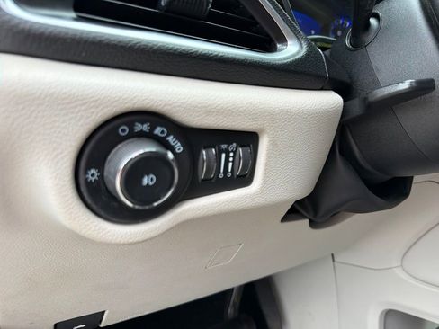 Used 2023 Chrysler Pacifica Limited FWD image 15