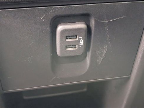 Used 2022 Chevrolet Traverse LT image 25