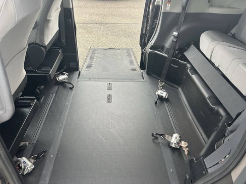 Used 2022 Toyota Sienna LE FWD image 24