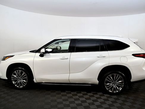 Used 2022 Toyota Highlander Platinum image 12
