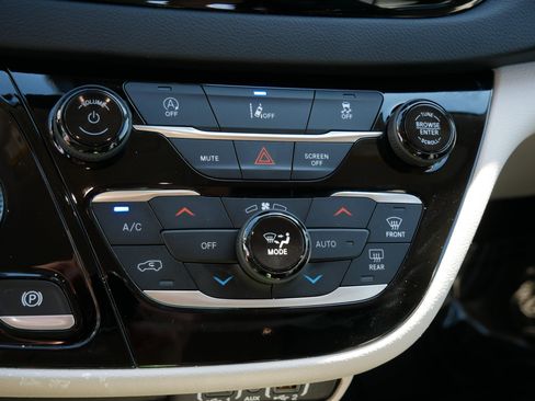 Used 2022 Chrysler Pacifica Touring-L FWD image 23