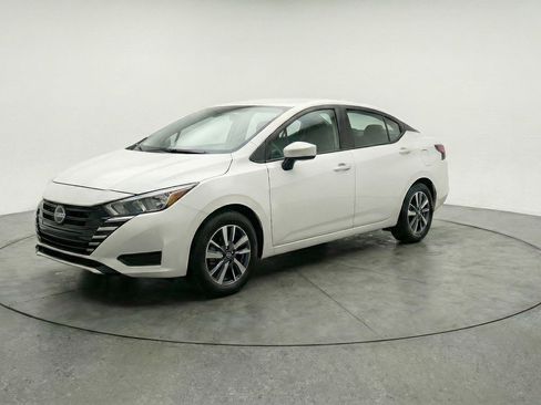 Used 2025 Nissan Versa SV image 3