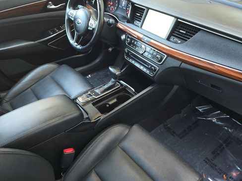 Used 2017 Kia Cadenza Premium w/ Luxury Package FWD image 17