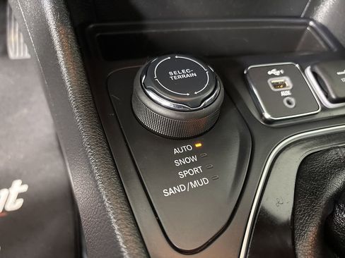 Used 2021 Jeep Cherokee Limited image 20