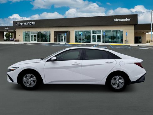 New 2026 Hyundai Elantra SE FWD image 3