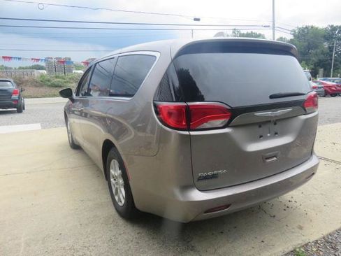 Used 2017 Chrysler Pacifica Touring FWD image 5
