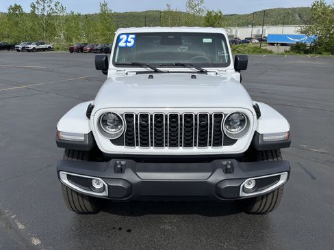 Used 2025 Jeep Wrangler Unlimited Sahara AWD/4WD image 2