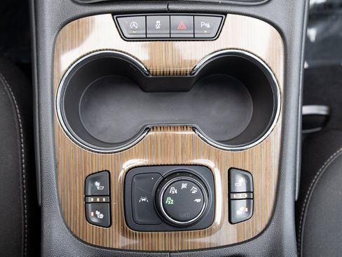 Used 2022 GMC Acadia SLE image 5