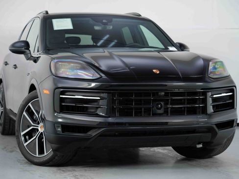 Used 2024 Porsche Cayenne w/ Premium Package image 4