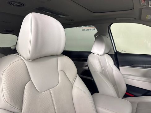 Used 2024 Kia Telluride EX w/ EX Captain's Chair Package image 33