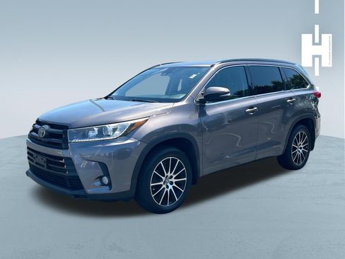Used 2017 Toyota Highlander SE AWD/4WD image 3