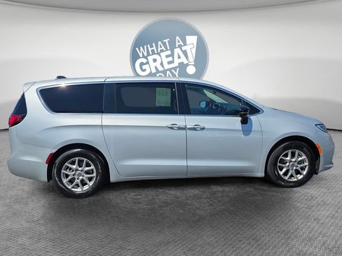 Used 2024 Chrysler Pacifica Touring-L FWD image 2