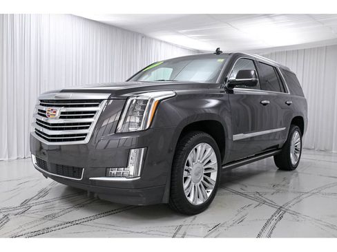 Used 2017 Cadillac Escalade Platinum AWD/4WD image 4