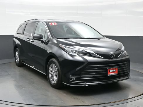 Used 2026 Toyota Sienna XLE FWD image 8