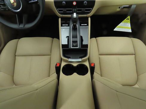 Certified 2025 Porsche Macan AWD/4WD image 20