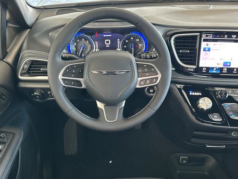 New 2025 Chrysler Pacifica Select image 11