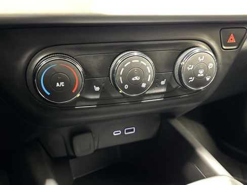 Used 2024 Chevrolet Trax LS w/ LS Convenience Package FWD image 18