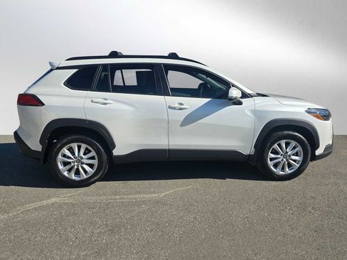 Used 2024 Toyota Corolla Cross LE image 2