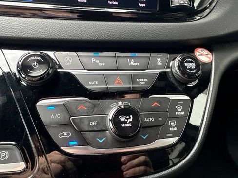 Used 2025 Chrysler Pacifica Select FWD image 10