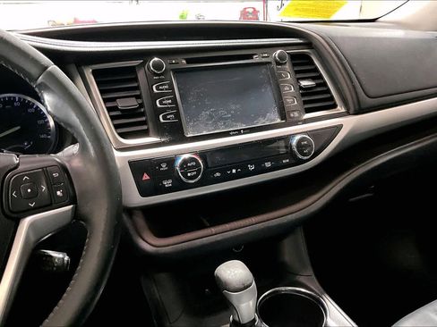 Used 2014 Toyota Highlander XLE image 7