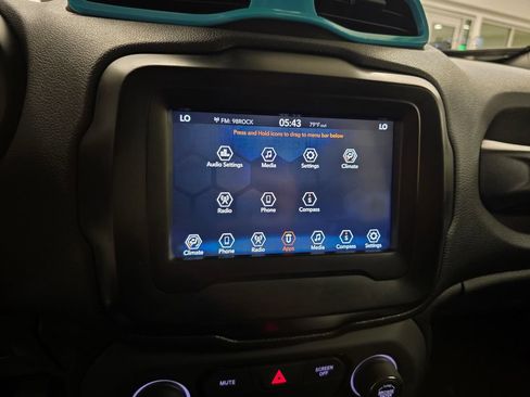 Used 2018 Jeep Renegade Latitude FWD image 21
