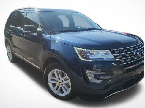 Used 2017 Ford Explorer XLT FWD image 3