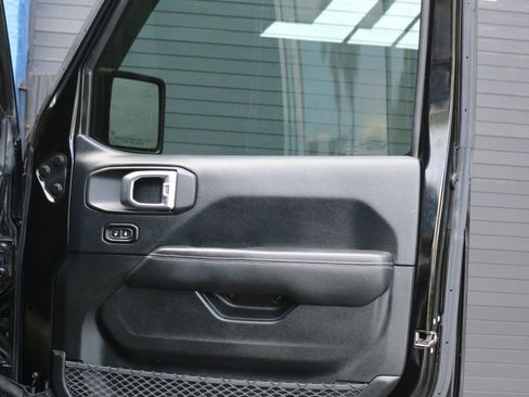 Used 2018 Jeep Wrangler Unlimited Rubicon w/ Dual Top Group image 24